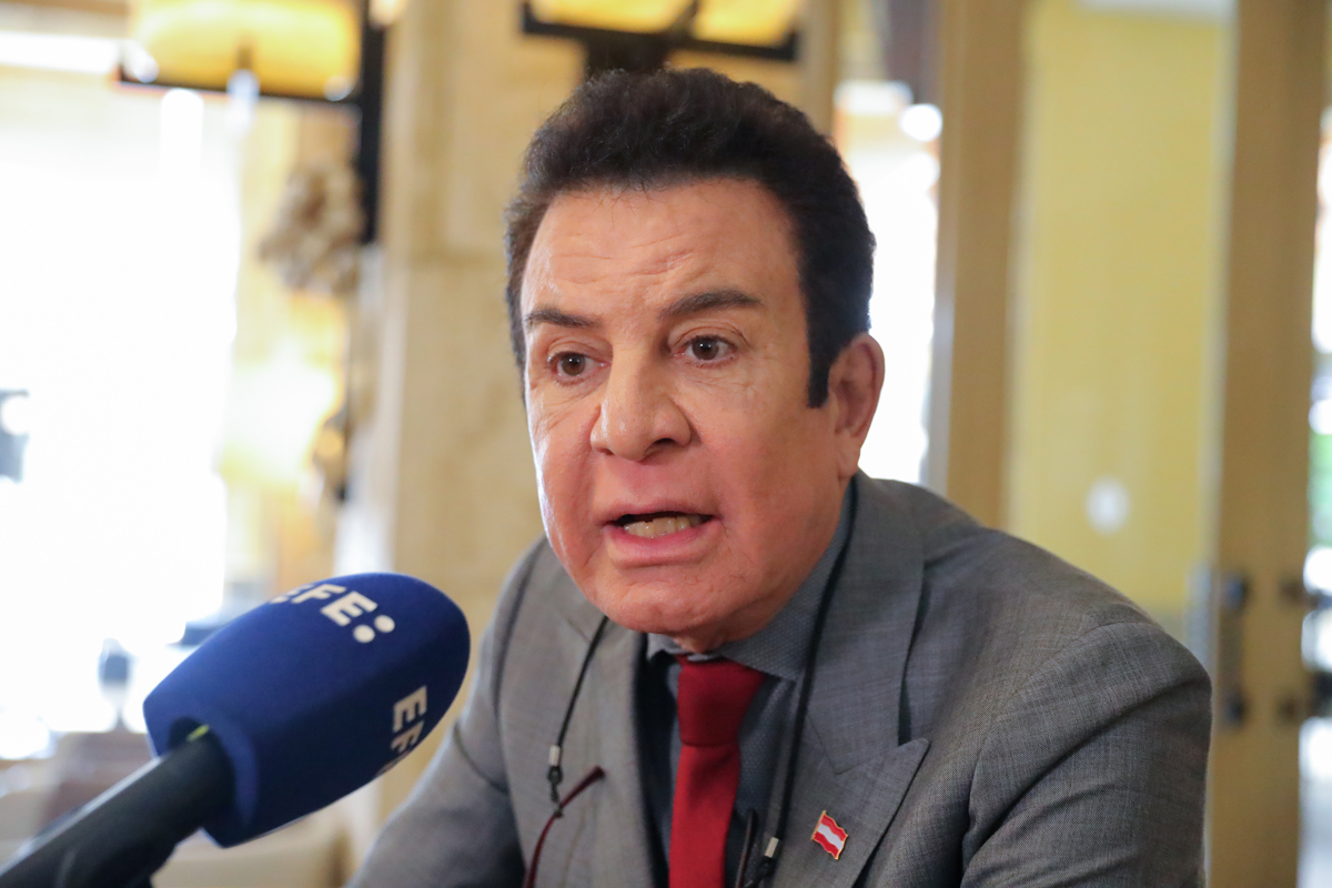 El candidato a la Presidencia de Honduras por el conservador Partido Liberal, Salvador Nasralla, fue captado este viernes, 5 de diciembre, durante una entrevista con la agencia informativa EFE, en Tegucigalpa (Honduras). (Foto de Gustavo Amador de la agencia EFE)