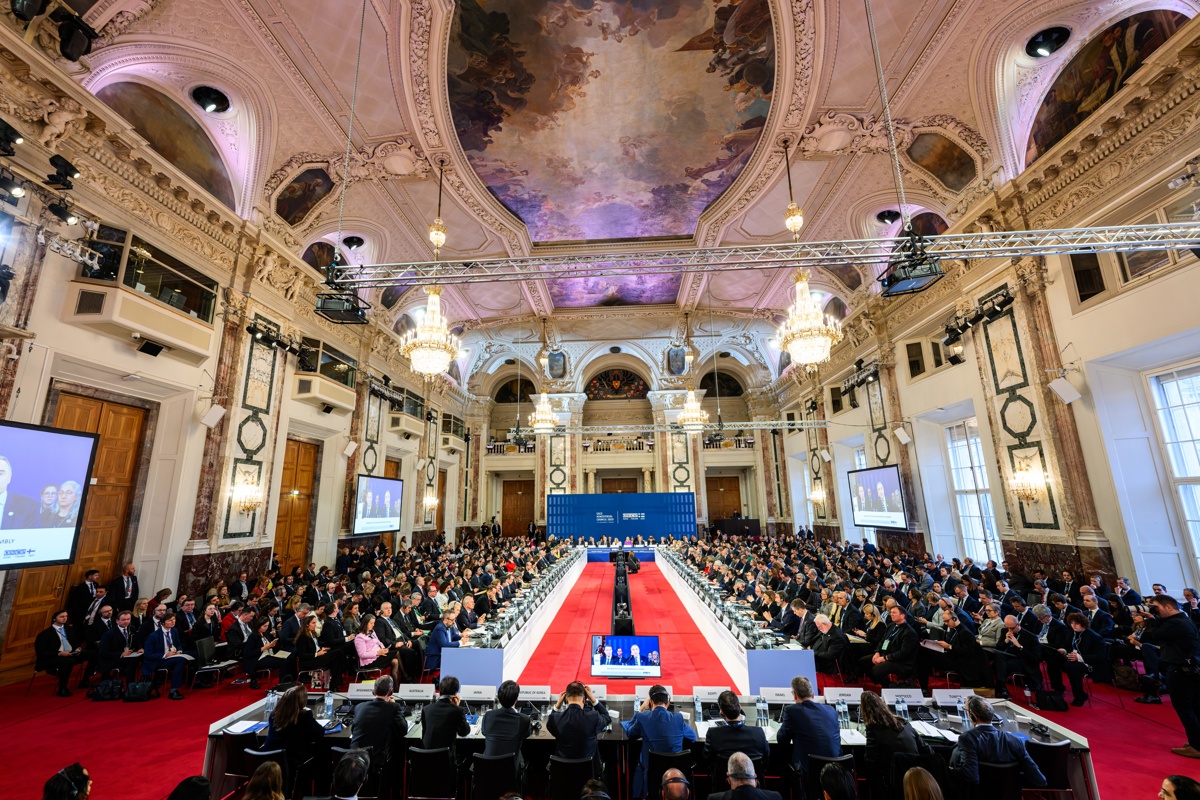 Los participantes y delegados asisten a la 32ª reunión del Consejo Ministerial de la Organización para la Seguridad y la Cooperación en Europa (OSCE) en Viena, Austria, el 4 de diciembre de 2025. (Foto de Max Slovencik de la agencia EFE/EPA)