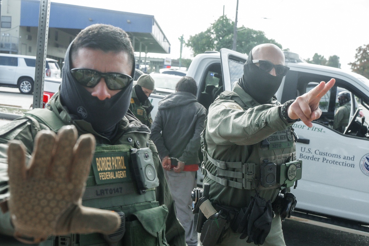 Agentes de la Patrulla Fronteriza realizan detenciones en Nueva Orleáns, Luisiana (EUA) (Foto de Olga Fedorova de la agencia EFE/EPA)