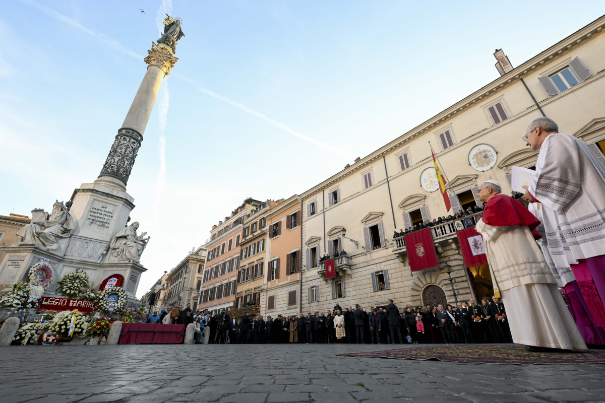 El papa acudió este lunes al centro de Roma para venerar la imagen de la Inmaculada Concepción, como marca la tradición, y pidió que tras el Jubileo se abran “otras puertas de casas y oasis de paz”, se eduque “en la no violencia” y se aprenda “el arte de la reconciliación”. (Foto de Simone Risoluti del Dicastero per la Comunicazione/ EFE)