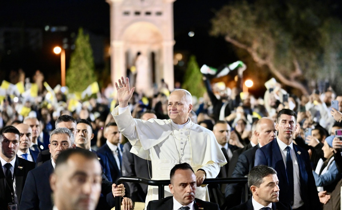El papa León XIV saluda a la multitud de jóvenes reunidos en la ciudad de Bkerke, durante su visita a Líbano. (Foto de Alessandro Di Meo de la agencia EFE/EPA)