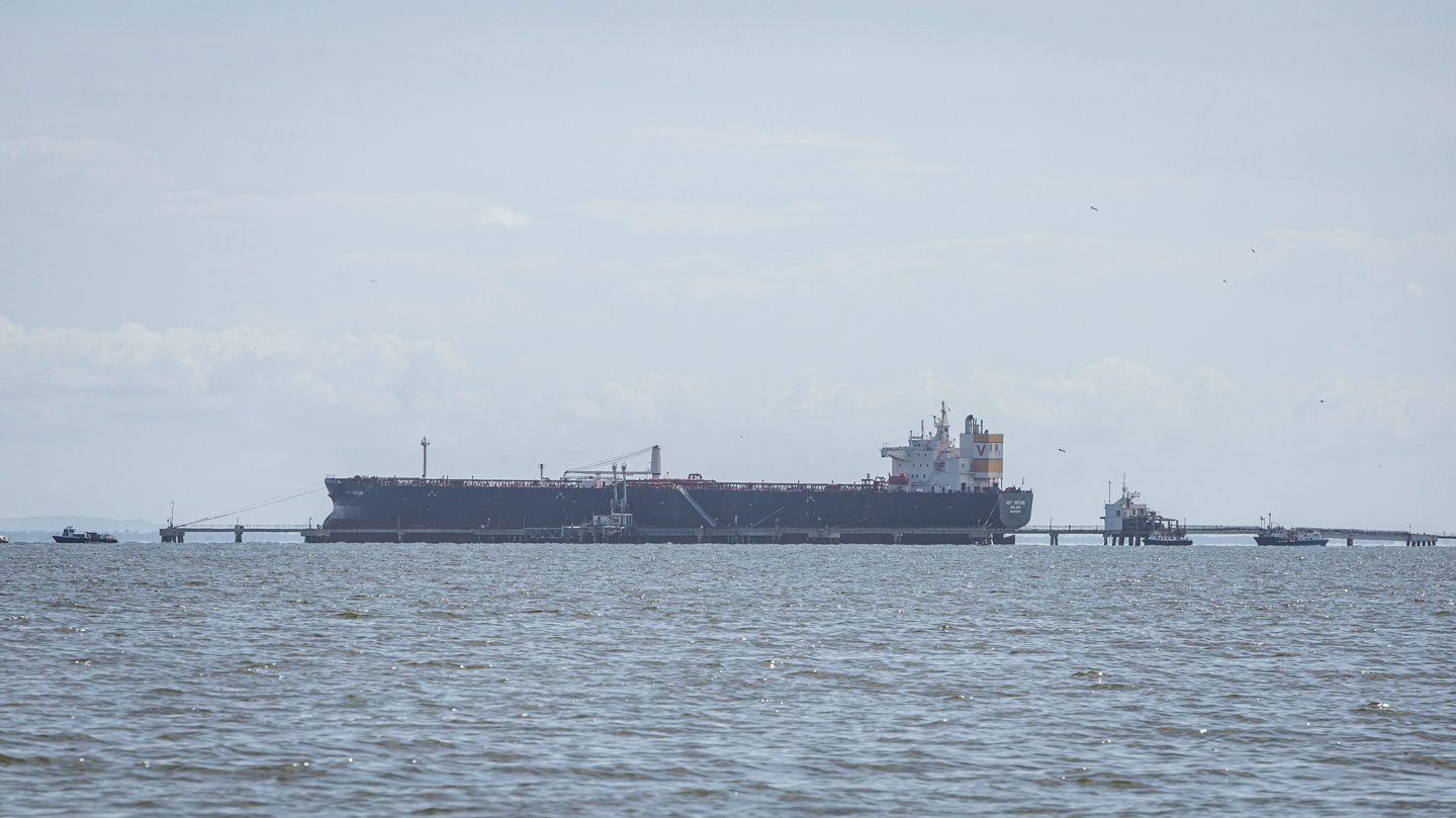 Un barco petrolero frente a la refinería Bajo Grande, en el estado de Zulia (Venezuela). (Foto de archivo de Henry Chirinos de la agencia EFE)