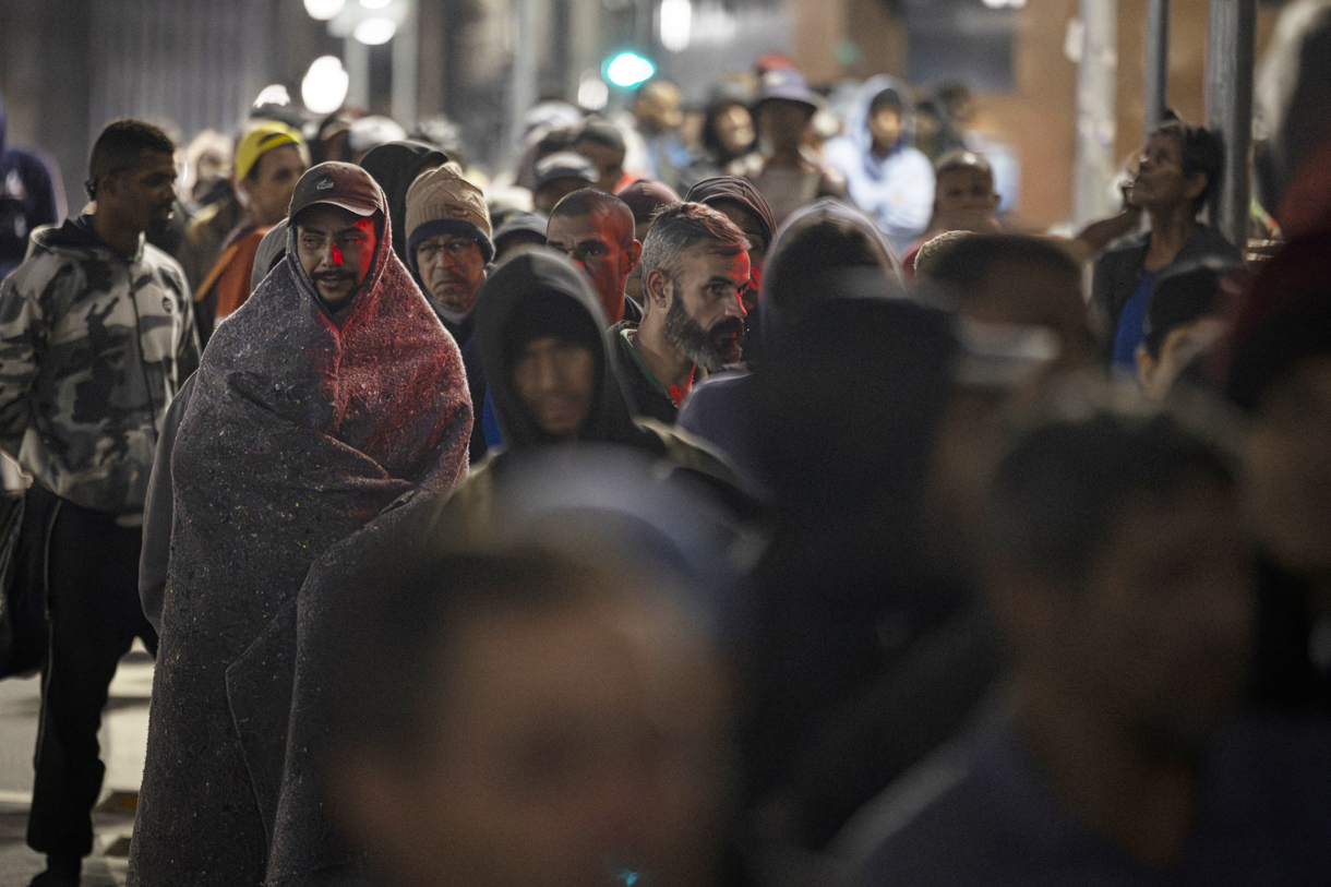 Un grupo de habitantes de calle al recibir una donación de alimentos en Sao Paulo (Brasil). (Foto de archivo de noviembre de 2024 de Isaac Fontana de la agencia EFE)