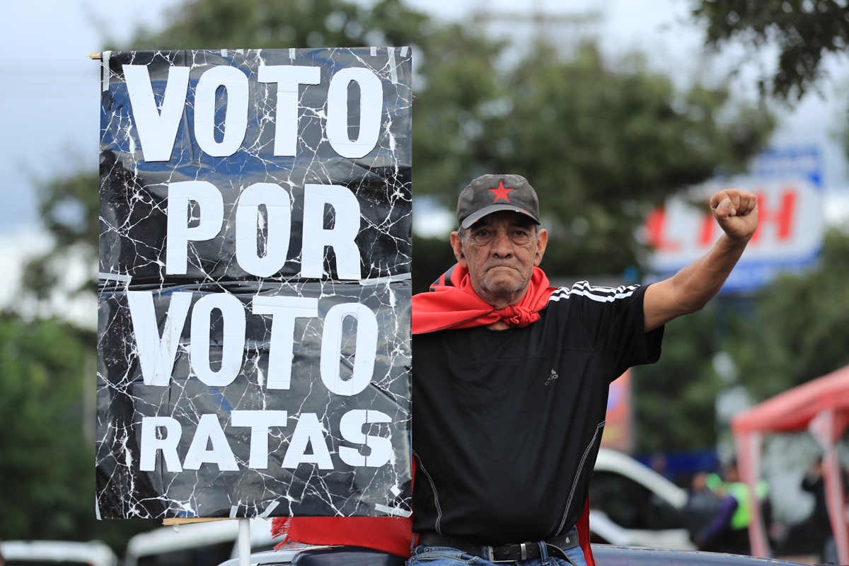 Un simpatizante del Partido Libertad y Refundación (Libre) protesta frente al Instituto Nacional de Formación Profesional (Infop), lugar donde se encuentra el Centro Logístico Electoral, este martes en Tegucigalpa (Honduras). (Foto de Gustavo Amador de la agencia EFE)