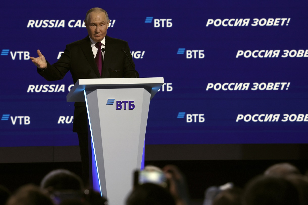 El presidente ruso, Vladímir Putin, interviene en una sesión plenaria del 16.º Foro de Inversión VTB “¡Rusia llama!”, celebrado en Moscú, Rusia, el 2 de diciembre de 2025. (Foto de Sergei Ilnitsky de la agencia EFE/EPA)