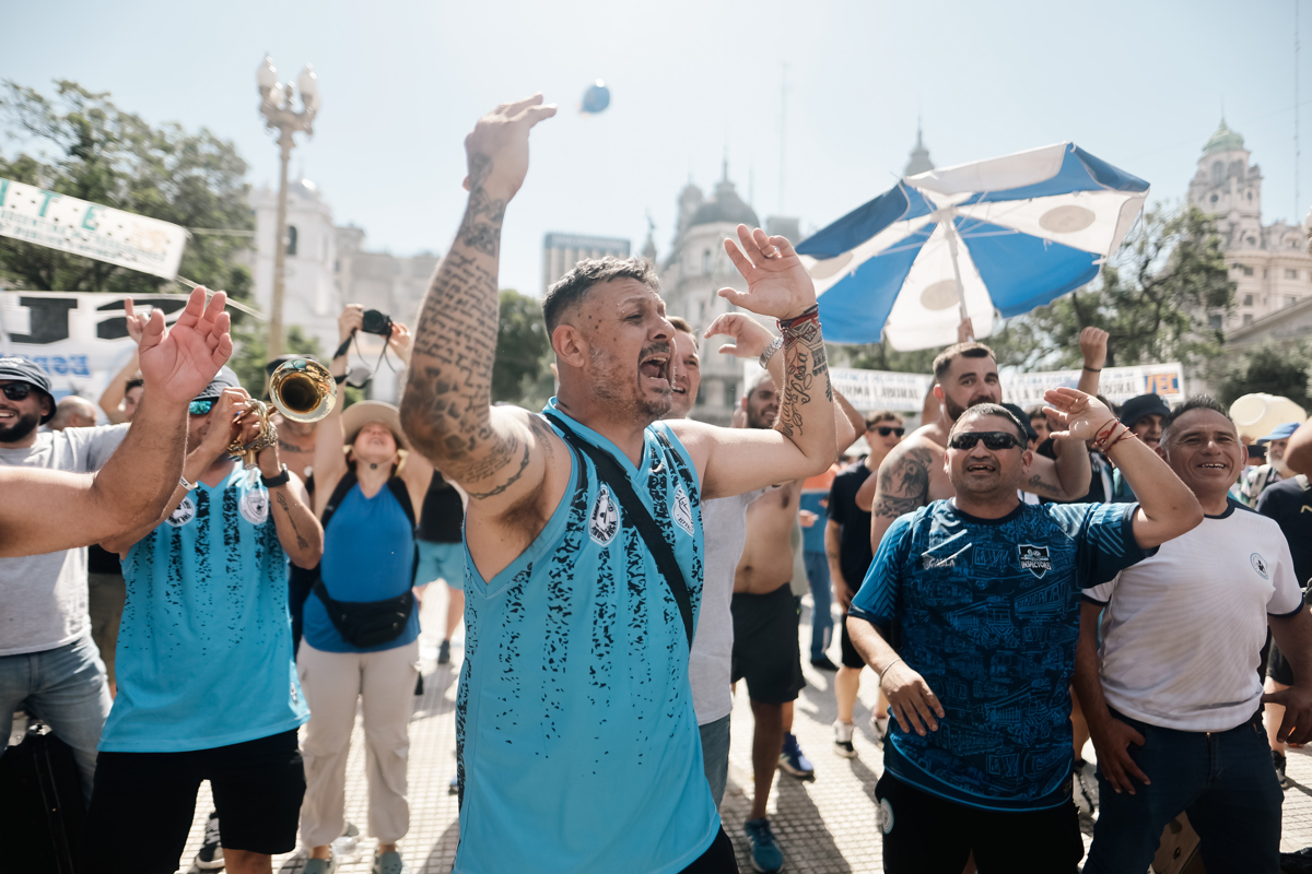 Personas participan en una manifestación en la Plaza de Mayo este jueves, en Buenos Aires (Argentina). (Foto de Juan Ignacio Roncoroni de la agencia EFE)