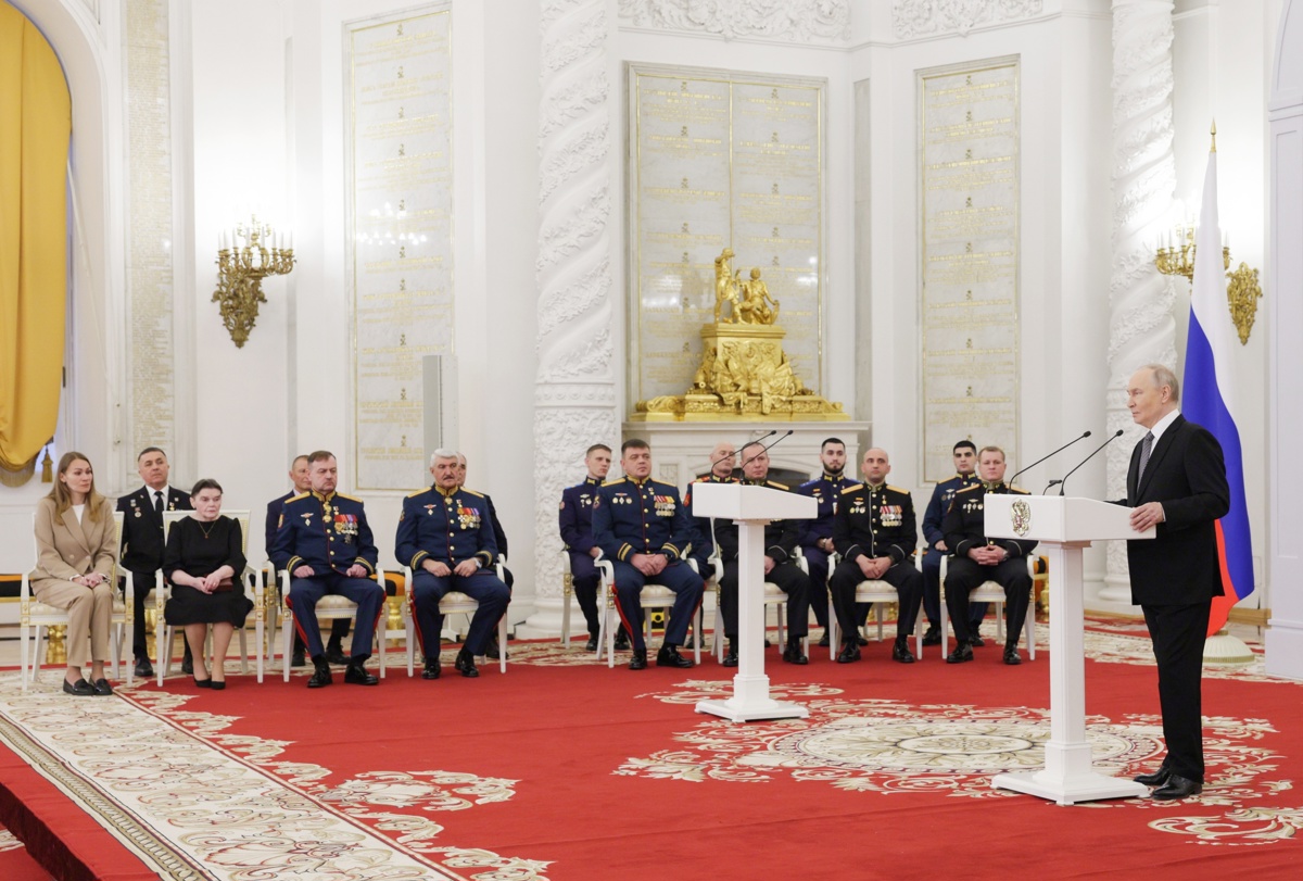 El presidente ruso, Vladimir Putin, habla durante una ceremonia para entregar las medallas de la Estrella de Oro a los Héroes de Rusia para conmemorar el Día de los Héroes de la Patria en el Kremlin en Moscú, Rusia, el 9 de diciembre de 2025. ( Foto de Gavriil Grigorov de la agencia EFE/EPA/SPUTNIK)