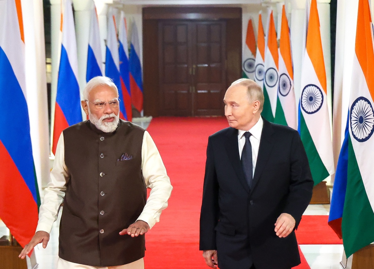 El primer ministro indio Narendra Modi (I) y el presidente ruso Vladimir Putin (D) llegan a una cena informal en la residencia del primer ministro en Nueva Delhi, India, 04 de diciembre de 2025. Vladimir Putin está en su visita de estado de dos días a la India. (Foto de Alexander Kazakov SPUTNIK/KREMLIN/EFE/EPA)