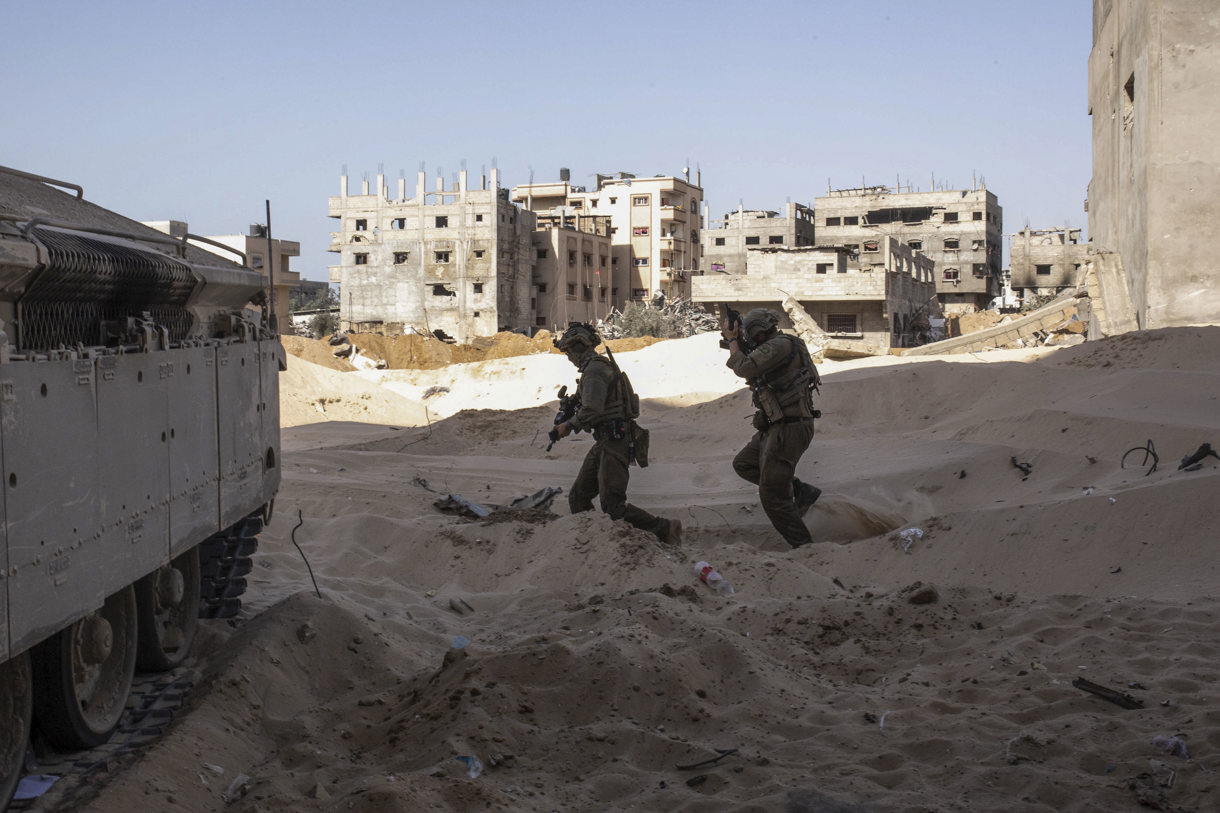 Imagen de soldados y tanques israelíes apostados en la ciudad de Gaza. (Foto de archivo de Patricia Martínez-Sastre de la agencia EFE)