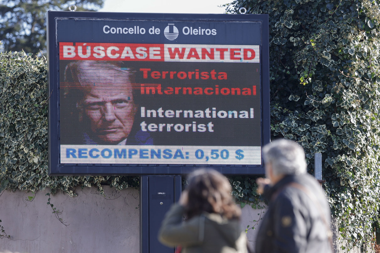 El gobierno local de Oleiros (A Coruña), en manos de Alternativa dos Veciños, ha lanzado un aviso de “captura” del presidente de los Estados Unidos, Donald Trump, con el ofrecimiento de una recompensa de medio dólar. El ejecutivo municipal ha utilizado las pantallas digitales informativas que hay en las calles para publicar esta campaña, en la que se ve una fotografía de Trump con el cartel de ‘Wanted’. Figura, además, con la calificación de “terrorista internacional”. (Foto de Cabalar de la agencia EFE)