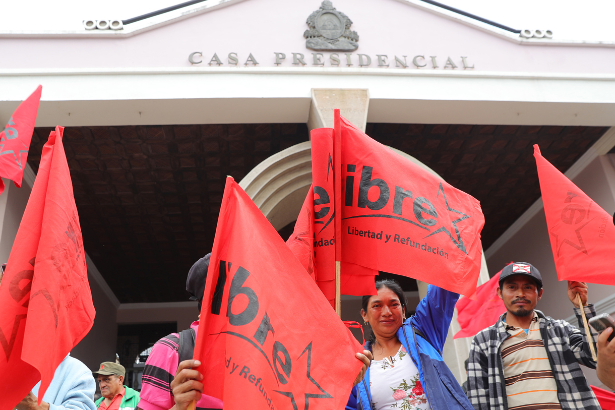 Simpatizantes del Partido Libertad y Refundación (Libre) llegan a Casa Presidencial este 17 de diciembre de 2025, convocados por la presidenta de Honduras, Xiomara Castro, en Tegucigalpa (Honduras). (Foto de Gustavo Amador de la agencia EFE)