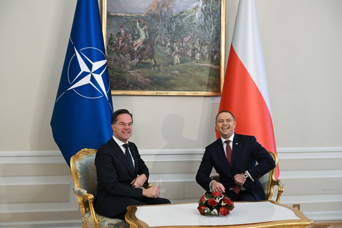 El presidente polaco, Karol Nawrocki (derecha), se reúne con el secretario general de la Organización del Tratado del Atlántico Norte (OTAN), Mark Rutte (izquierda), en el Palacio Presidencial en Varsovia, Polonia, el 18 de diciembre de 2025. (Polonia, Varsovia) (Foto de Radek Pietruszka de la agencia EFE/EPA)