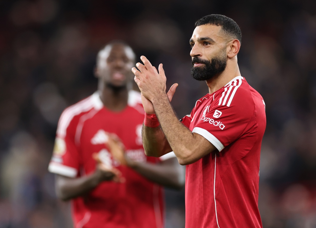 El jugador egipcio del Liverpool Mohamed Salah saluda a sus aficionados durante el partido de la Premier League que han jugado Liverpool FC y Brighton & Hove Albion, en Liverpool, Reino Unido. (Foto de Adam Vaughan de la agencia EFE/EPA)