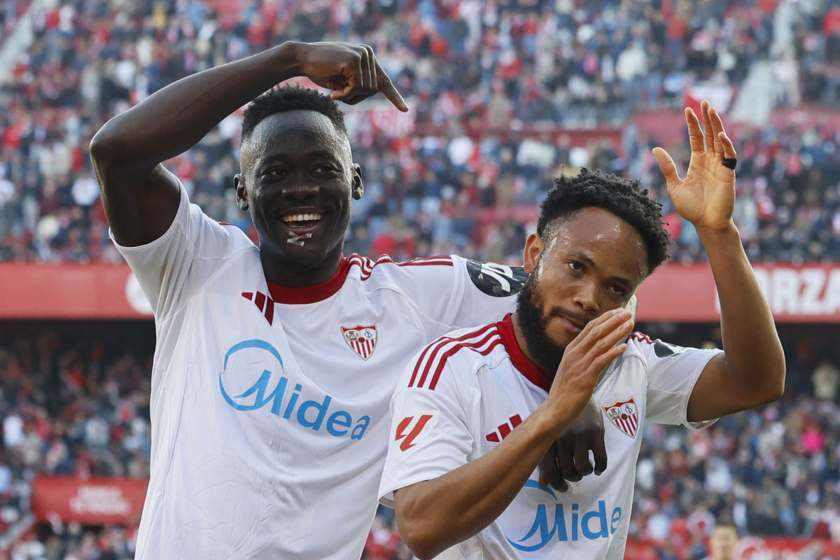 El delantero del Sevilla Chidera Ejuke (d) celebra el gol marcado ante el Oviedo, cuarto para el conjunto sevillista, durante el partido de LaLiga disputado este domingo en el estadio Sánchez Pizjuán de Sevilla. (Foto de José Manuel Vidal de la agencia EFE)