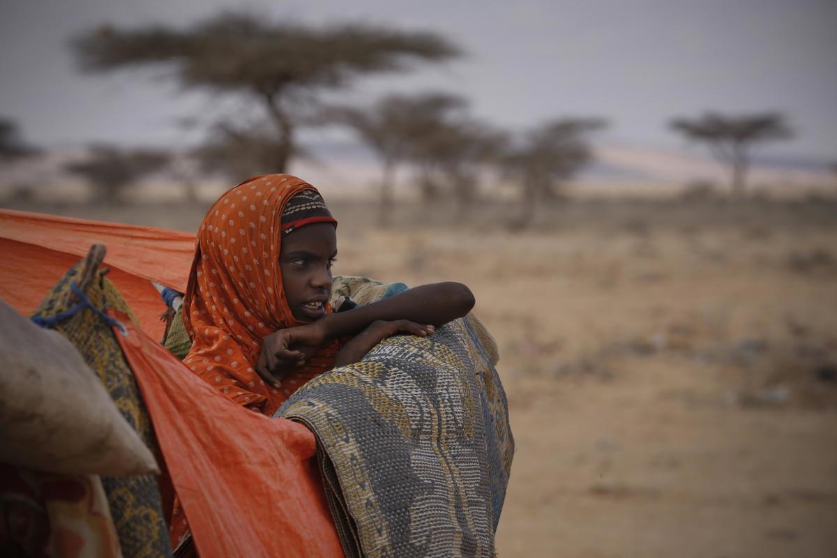 Una niña observa el exterior desde la tienda de su familia en un campamento para desplazados internos a las afueras de Qardho, en la región semiautónoma somalí de Puntland. (Foto de archivo de Dai Kurokawa de la agencia EFE)