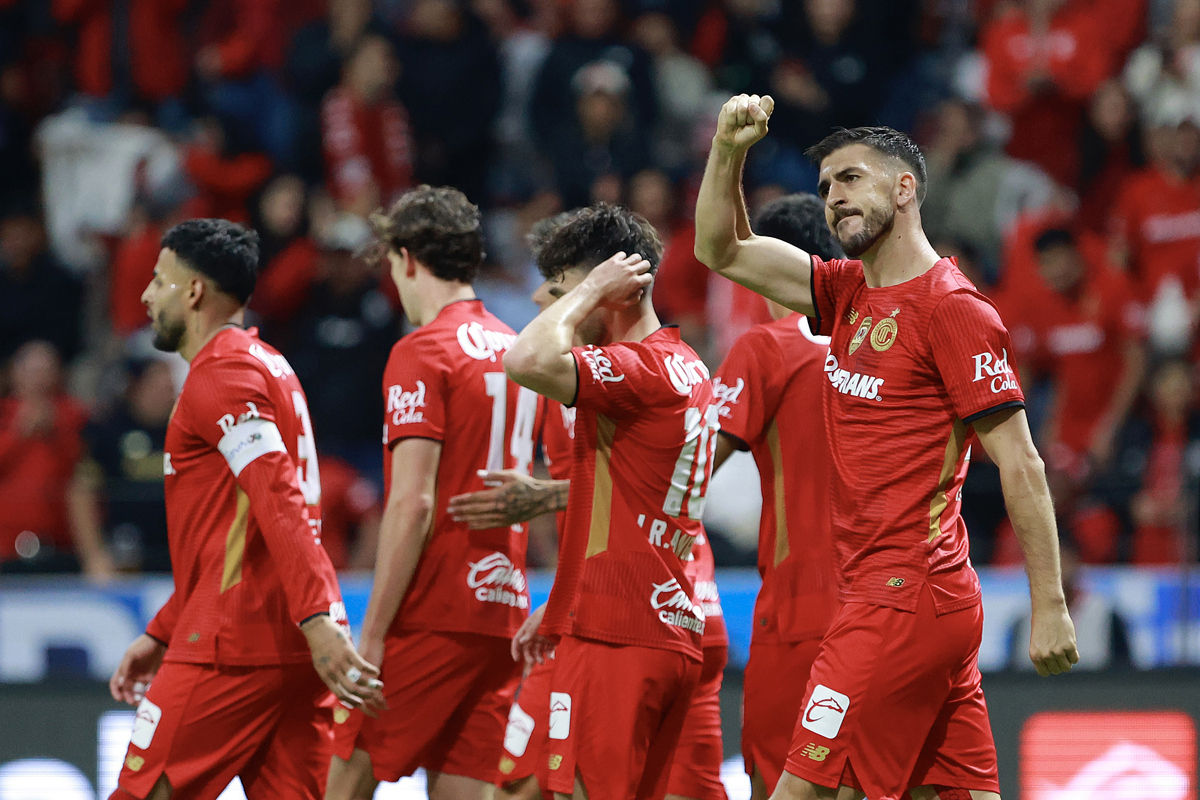 Joao Dias (d) de Toluca celebra un gol durante un partido de la Liga MX entre Toluca y Pachuca en el estadio Nemesio Diez en Toluca (México). (Foto de archivo Felipe Gutiérrez de la agencia EFE)