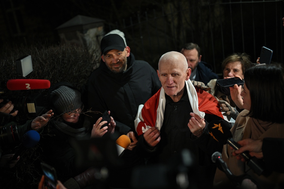 El activista pro derechos humanos bielorruso, Ales Biliastski, premio Nobel de la Paz 2023, comparece ante la prensa en la puerta de la embajada de Estados Unidos en Vilna, la capital de Lituania, tras haber sido indultado por el presidente bielorruso, Aleksandre Lukashenko, en virtud de un acuerdo alcanzado con Washington que supone el levantamiento parcial de sanciones a Bielorrusia a cambio de la puesta en libertad de 123 presos políticos. (Foto de Valdemar Doveiko de la agencia EFE/EPA)