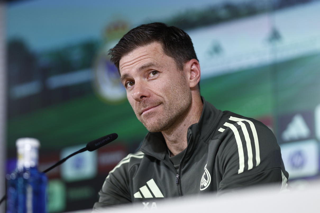 El entrenador del Real Madrid, Xabi Alonso, ofrece una rueda de prensa después del entrenamiento del equipo en la Ciudad Deportiva de Valdebebas en Madrid. (Foto de Rodrigo Jiménez de la agencia EFE)