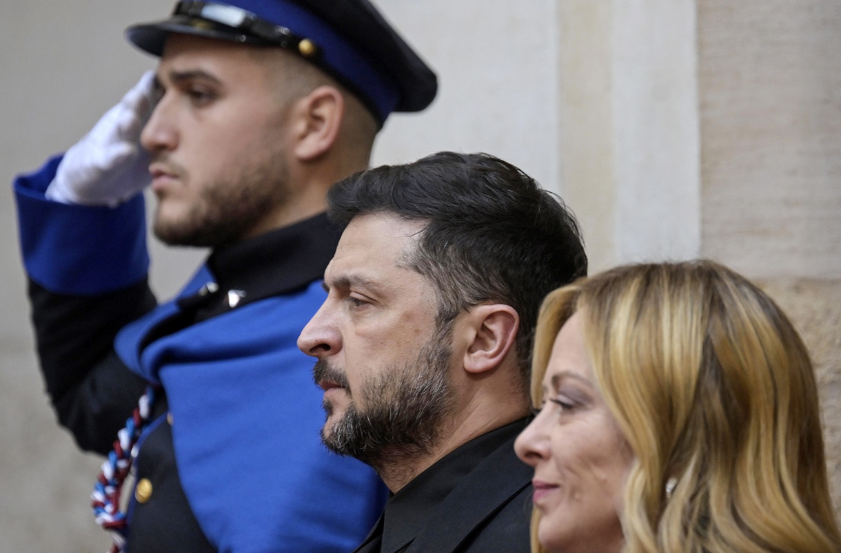 El presidente ucraniano Volodymyr Zelensky (i) y la primera ministra italiana, Giorgia Meloni (d), asisten a una reunión en el Palazzo Chigi de Roma, Italia, el 9 de diciembre de 2025. (Foto de la agencia EFE)