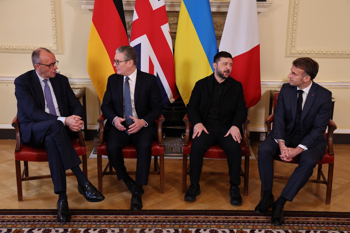 (De izq. a der.) El canciller alemán, Friedrich Merz; el primer ministro británico, Keir Starmer; el presidente ucraniano, Volodímir Zelenski; y el presidente francés, Emmanuel Macron, se reúnen antes de una reunión en el número 10 de Downing Street, Londres, Reino Unido. (Foto de Adrian Dennis de la agencia EFE/EPA)