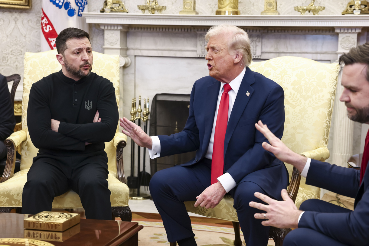 El presidente ucraniano, Volodimir Zelenski (i); el presidente estadounidense, Donald Trump, y el vicepresidente, JD Vance (d), discuten durante la reunión que celebraron en el Despacho Oval de la Casa Blanca, el 28 de febrero de 2025. (Foto de archivo de Jim Lo Scalzo de la agencia EFE)