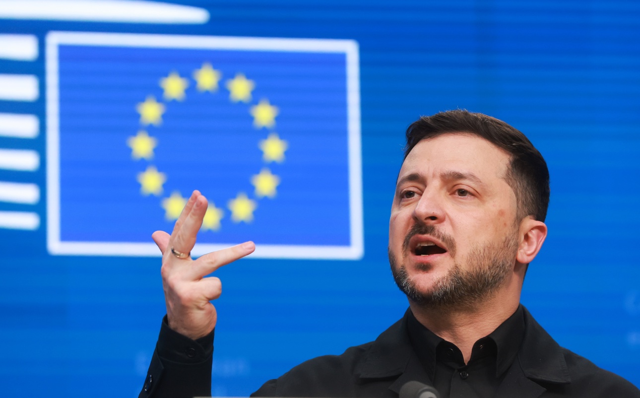 El presidente de Ucrania, Volodímir Zelenski, da una conferencia de prensa durante la Cumbre del Consejo de la UE en Bruselas, Bélgica, el 18 de diciembre de 2025. (Foto de Olivier Hoslet de la agencia EFE/EPA)