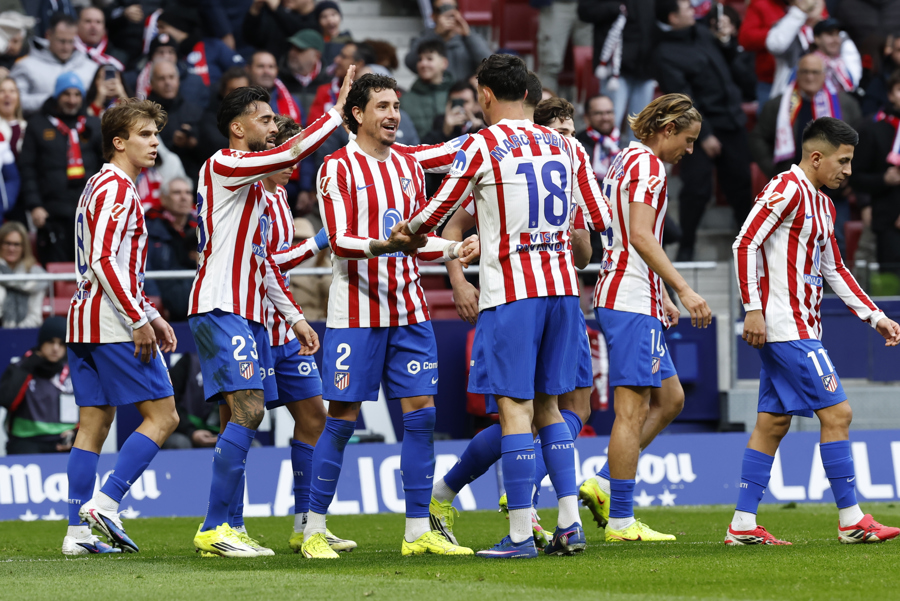 Jugadores del Atlético de Madrid celebran el 2-0, marcado en propia puerta por el Real Mallorca, durante el partido de LaLiga disputado en el Estadio Riyahd Metropolitano. (Foto de EFE)