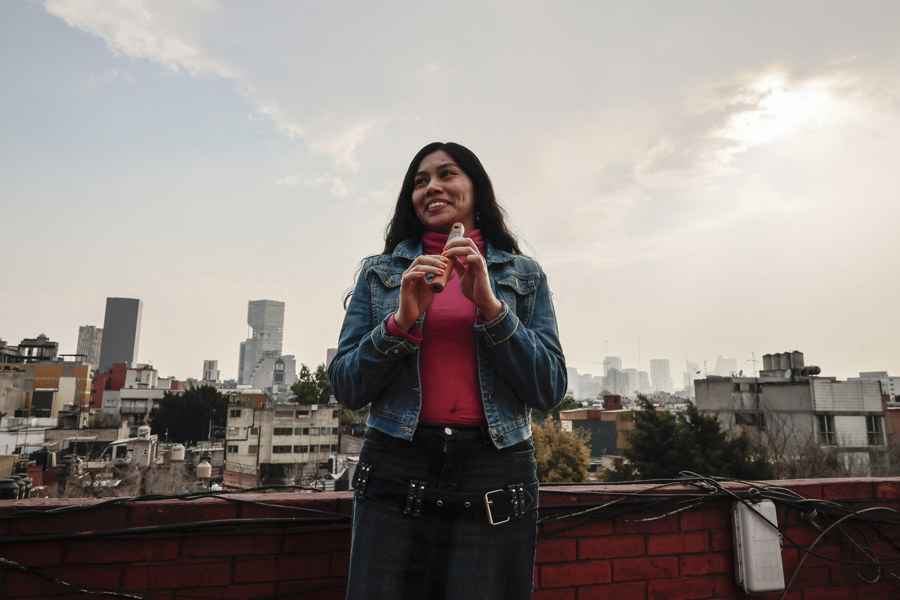 La compositora mexicana Azalea Báalam posa durante una entrevista con EFE en la Ciudad de México.