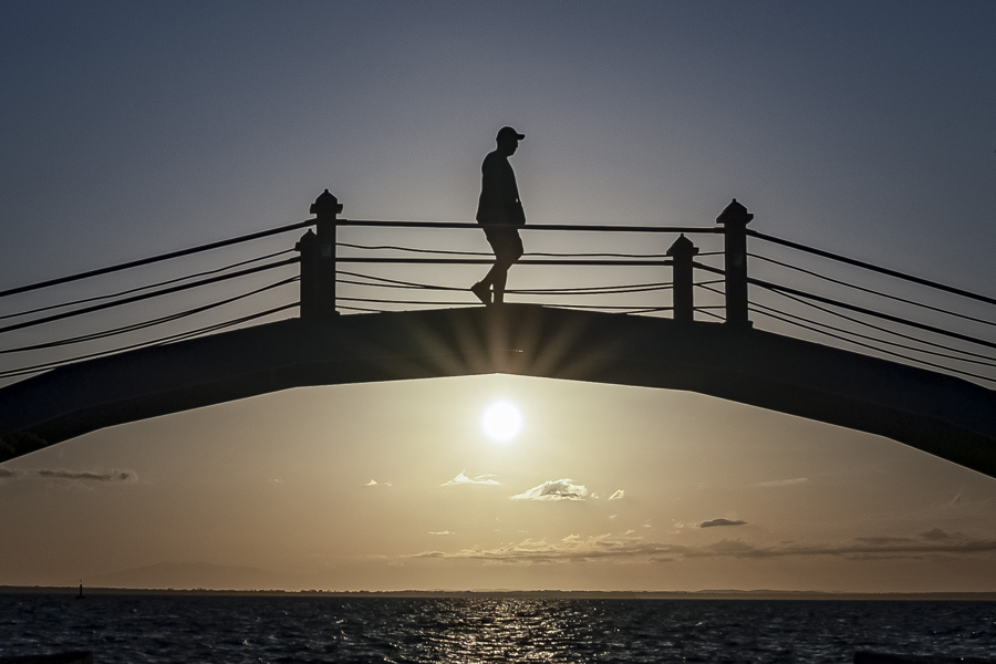 Una persona camina sobre un puente este sábado, en Maracaibo, Venezuela. (Foto de EFE)