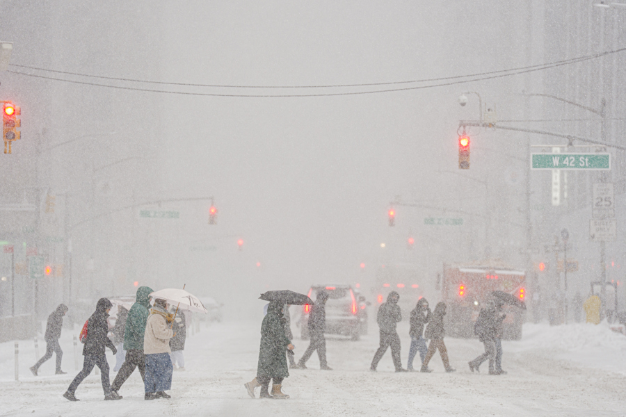 Personas caminan durante una nevada en Manhattan, Estados Unidos. (Forto de EFE)