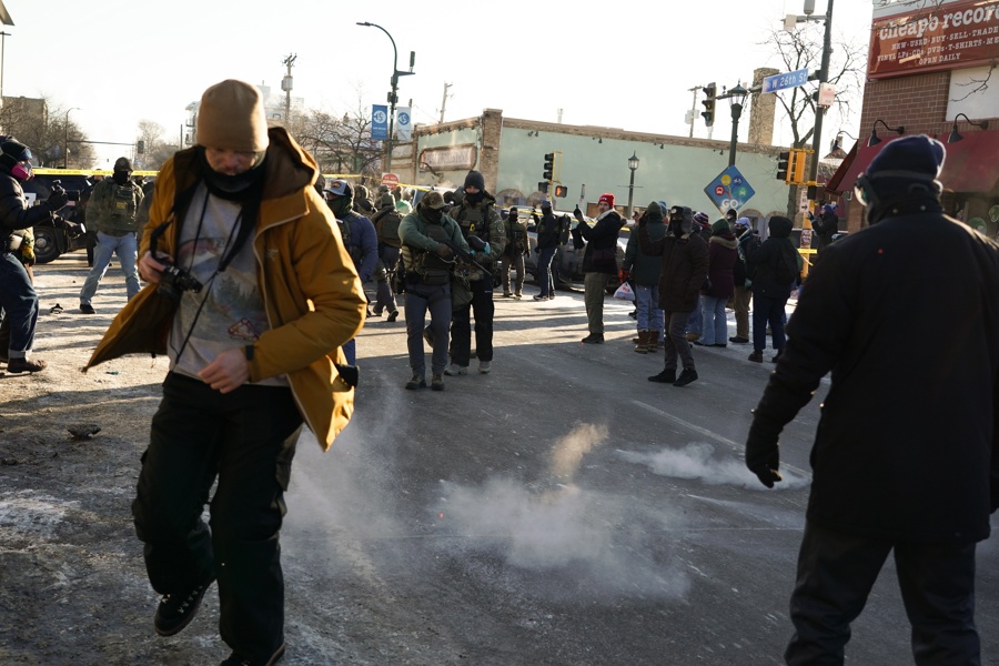Manifestantes se enfrentan a oficiales federales después de que agentes de ICE dispararon a alguien varias veces mientras intentaban detenerlo en Minneapolis, Minnesota. (Foto de EFE)