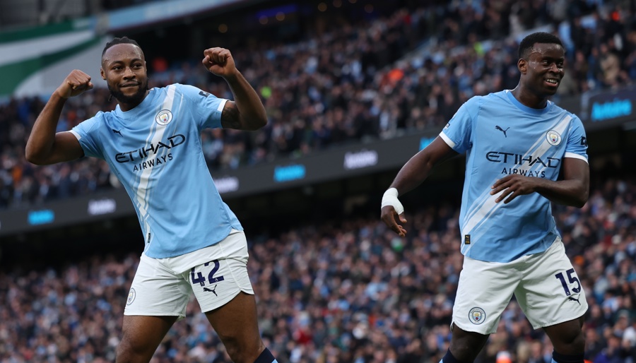 El jugador del City, Antoine Semenyo, celebra el 2-0 con Marc Guehi durante el partido de la Premier League que han jugado Manchester City y Wolverhampton Wanderers, en Manchester, Reino Unido. (Foto de EFE)