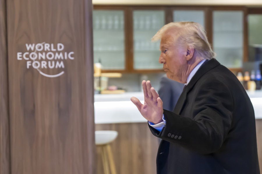 El presidente de Estados Unidos, Donald Trump, se retira de la Reunión Anual del Foro Económico Mundial (FEM), en Davos, Suiza, el 22 de enero de 2026. (Foto de EFE)