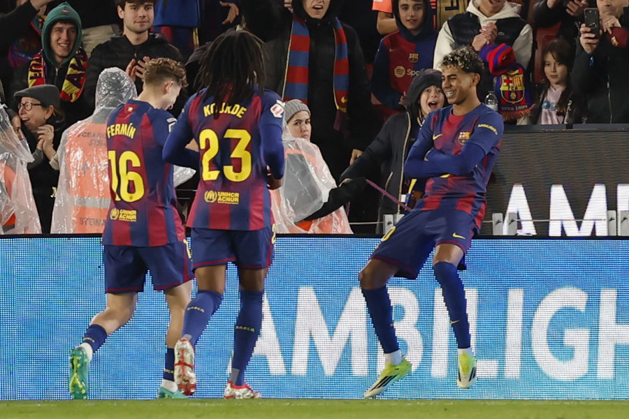 El delantero del FC Barcelona, Lamine Yamal, celebra su gol ante el Real Oviedo, tercero para el conjunto azulgrana, durante el partido de LaLiga disputado entre el FC Barcelona y el Real Oviedo en el Camp Nou en Barcelona. (Foto de EFE)