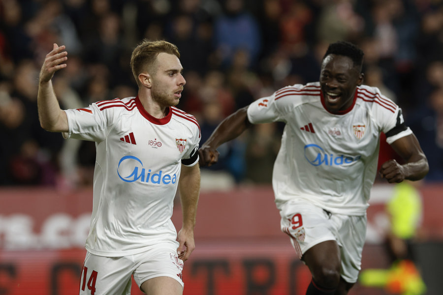 Los jugadores del Sevilla, Peque Fernández y el nigeriano Akor Adams, celebran el primer gol del equipo sevillista durante el encuentro correspondiente a la jornada 21 de Laliga EA Sports que disputaron Sevilla y Athletic Club en el Estadio “Sánchez Pizjuán”, de Sevilla. (Foto de EFE)