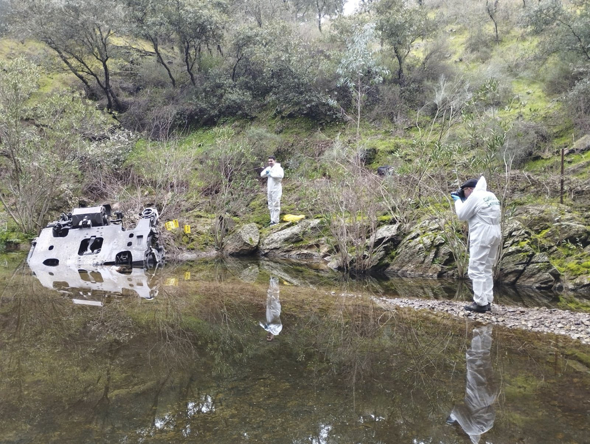La Guardia Civil investiga la pieza del eje de un tren encontrada cerca del lugar del accidente ferroviario de Adamuz del pasado domingo. (Foto de la Guardia Civil en una cortesía a la agencia informativa EFE)