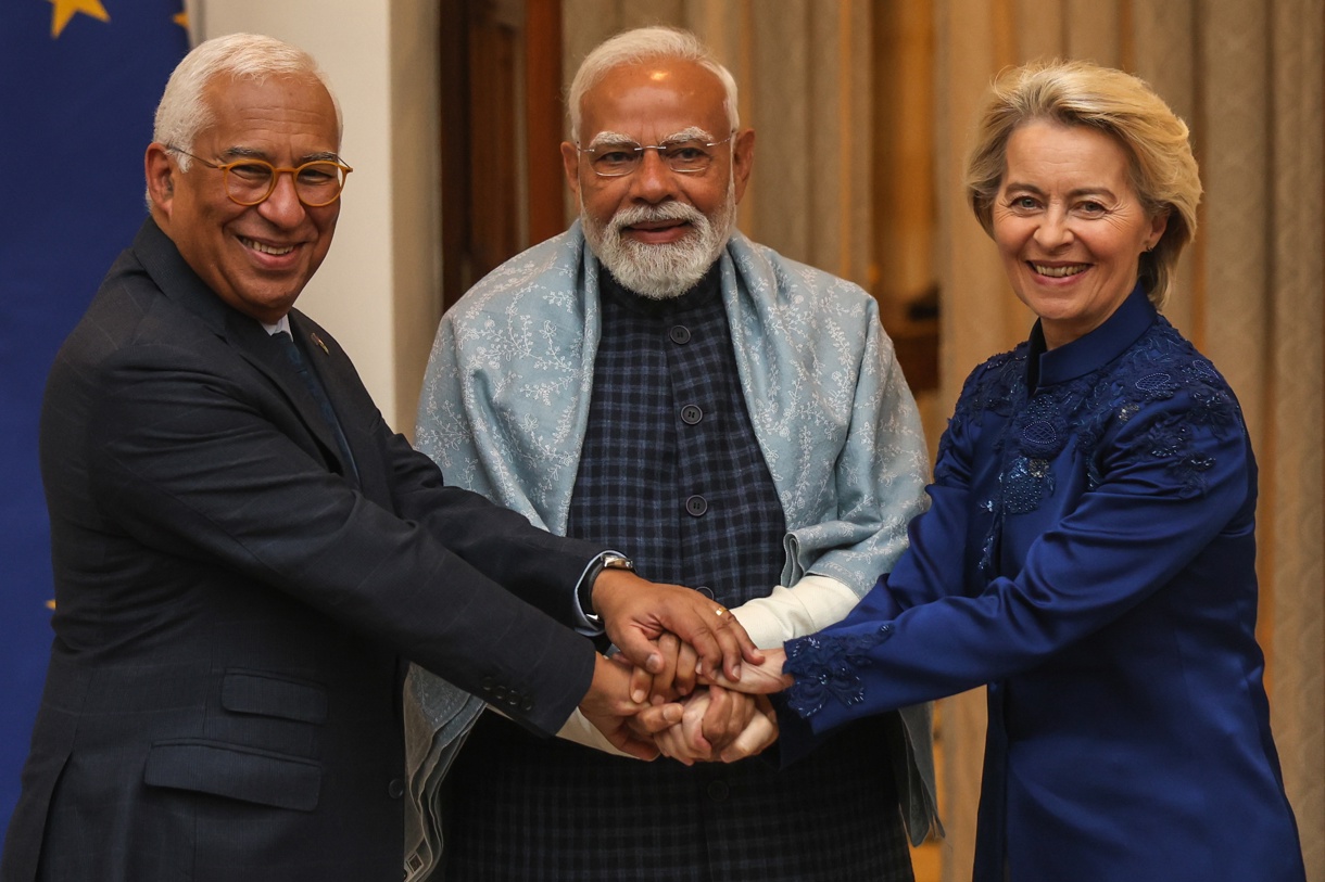La presidenta de la Comisión Europea, Ursula von der Leyen (dcha.), y el presidente del Consejo Europeo, Antonio Luis Santos da Costa (izq.), estrechan la mano del primer ministro indio, Narendra Modi (centro), antes de una reunión en Hyderabad House, Nueva Delhi, India, el 27 de enero de 2026. (Foto de Rajat Gupta de la agencia EFE/EPA)