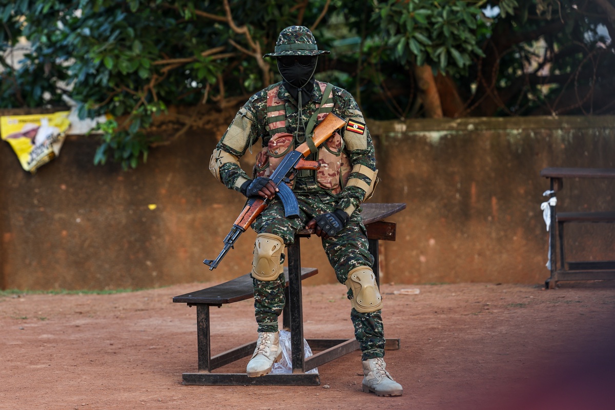 Un miembro de las fuerzas de seguridad de Uganda opera durante la apertura de las urnas en las elecciones presidenciales en Kampala, Uganda, 15 de enero de 2026. (Foto de Daniel Irungu de la agencia EFE/EPA)