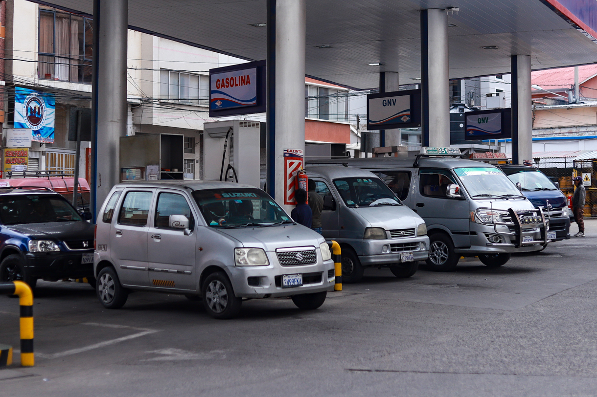 Vehículos mientras cargan combustible en una estación de servicio en La Paz (Bolivia). (Foto de archivo de Gabriel Márquez de la agencia EFE)