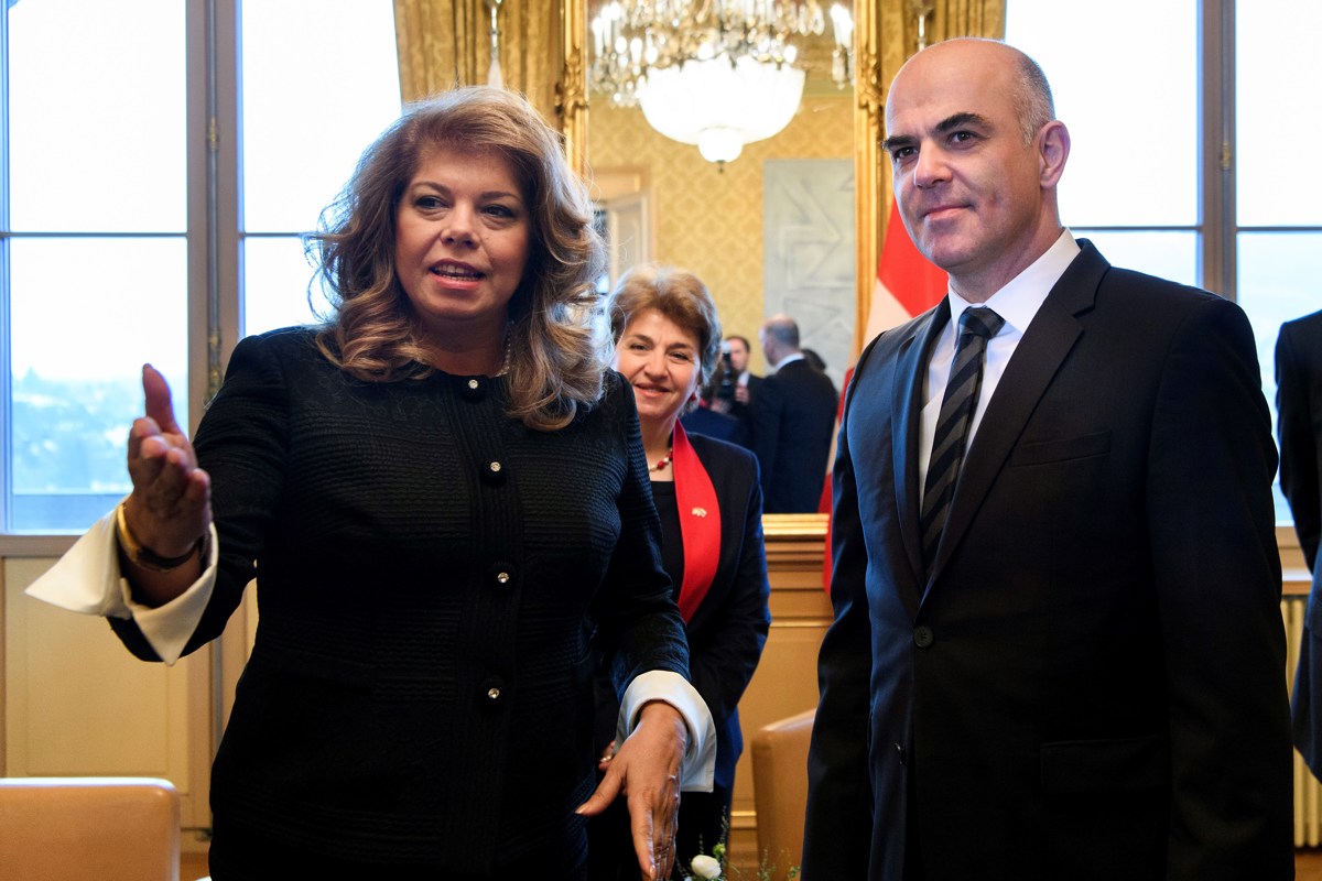 El presidente federal suizo Alain Berset (derecha) habla con Iliana Iotova. (Foto de archivo de Anthony Anex de la agencia EPA)