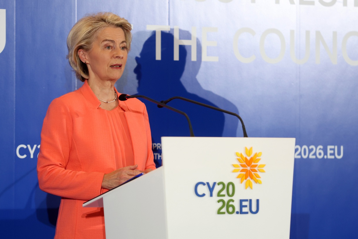La presidenta de la Comisión Europea, Ursula von der Leyen, habla durante una conferencia de prensa tras la reunión del Colegio de Comisarios en Lemesos, Chipre, el 15 de enero de 2026. (Foto de George Christophorou de la agencia EFE/EPA)