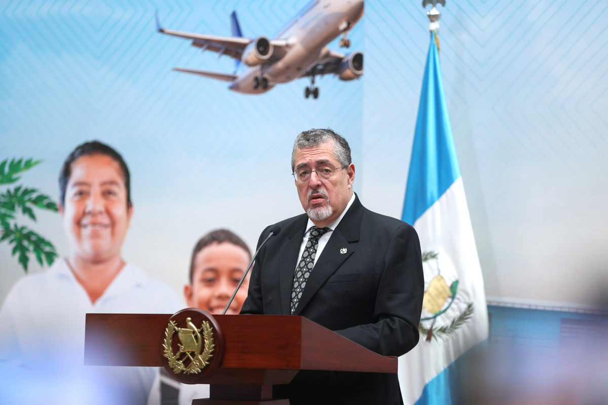 El presidente de Guatemala, Bernardo Arévalo de León, habla durante una rueda de prensa en el Palacio Nacional de la Cultura en Ciudad de Guatemala (Guatemala). (Foto de Mariano Macz de la agencia EFE)