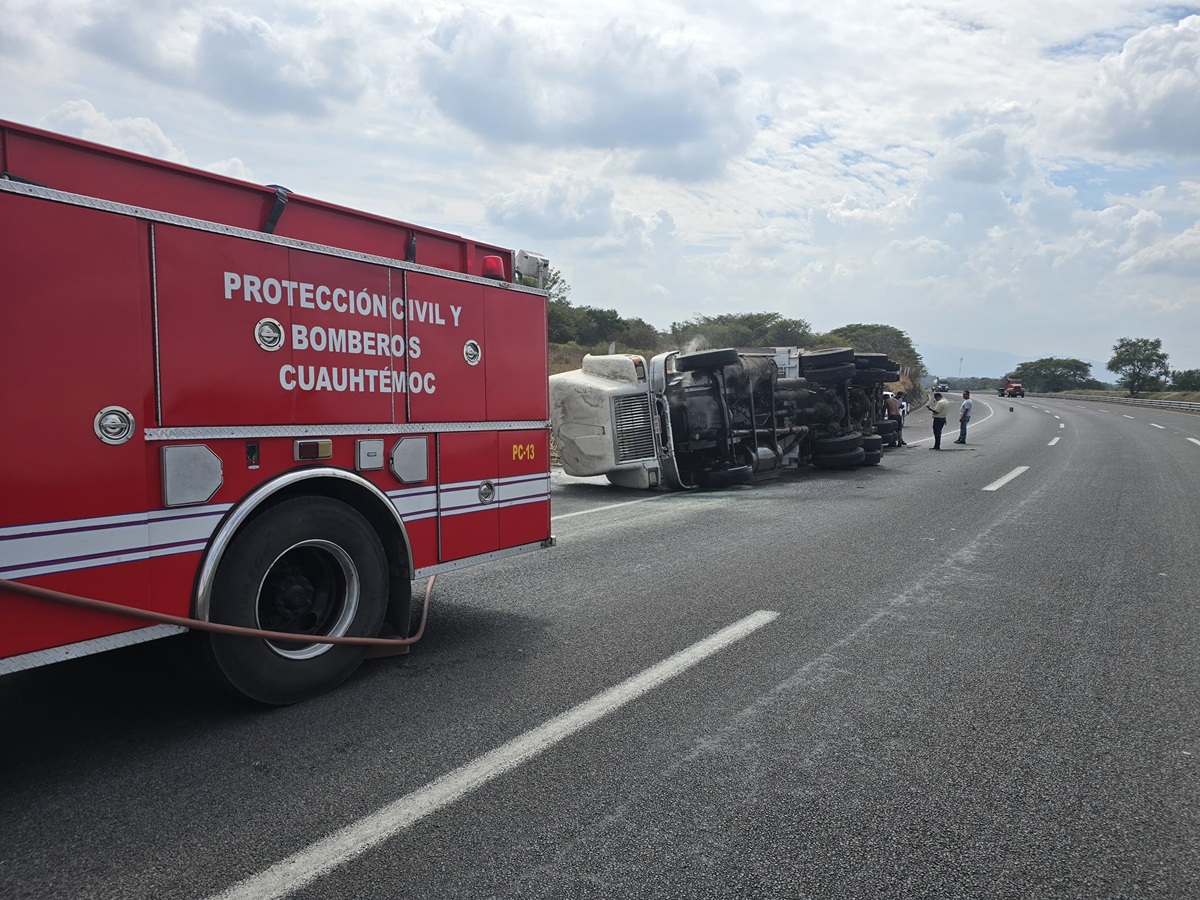 (Imagen tomada de las redes sociales de Protección Civil Estatal Colima, atendiendo un accidente provocado por una unidad de carga pesada.)