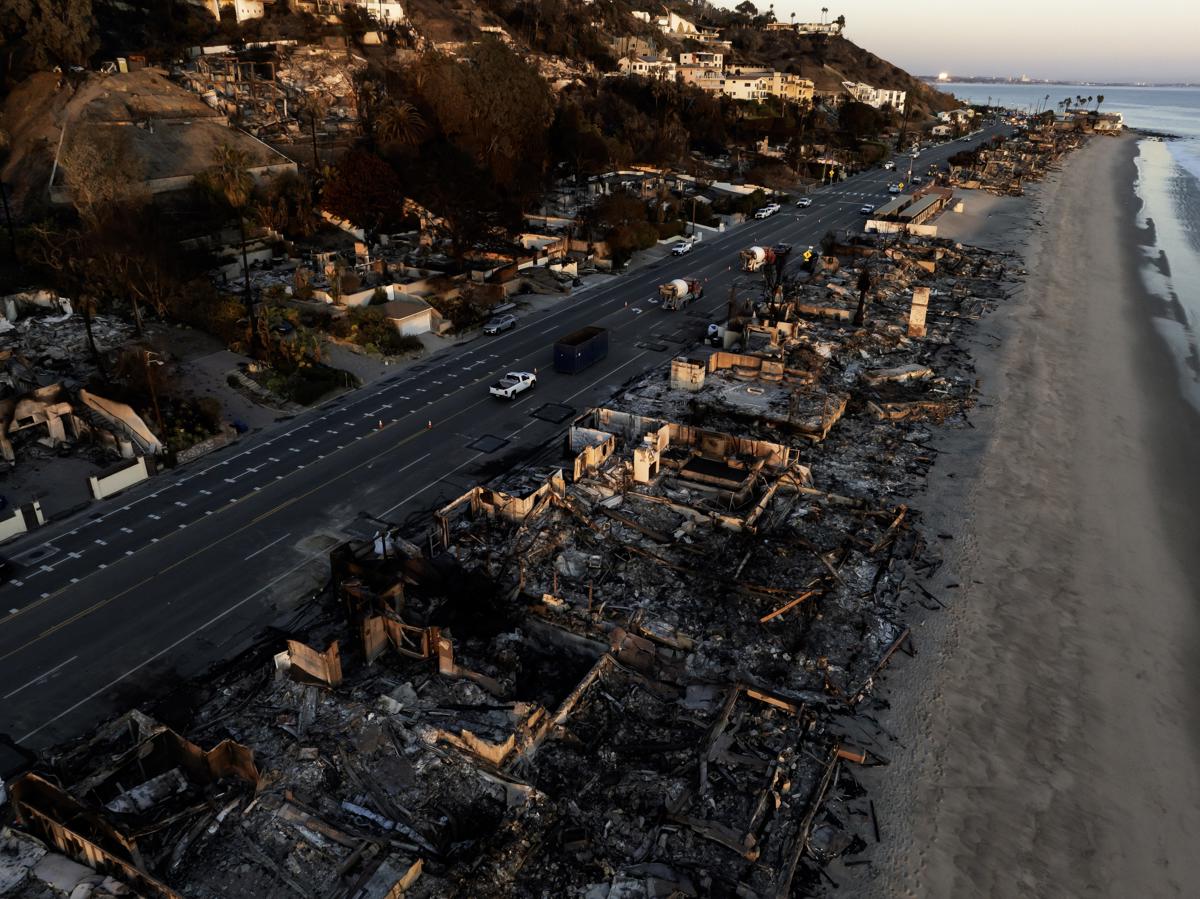 Una fotografía de archivo tomada por un dron muestra una vista aérea de un vecindario destruido por el incendio forestal de Palisades en Malibú, California, EUA, 15 de enero de 2025. (Foto de Ted Soqui de la agencia EFE/EPA)