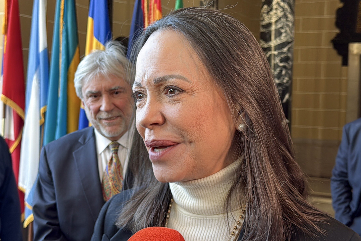La líder opositora María Corina Machado habla con periodistas después de una reunión con el secretario general de la OEA, Albert R. Ramdin, este martes en Washington (Estados Unidos). (Foto de Octavio Guzmán de la agencia EFE)