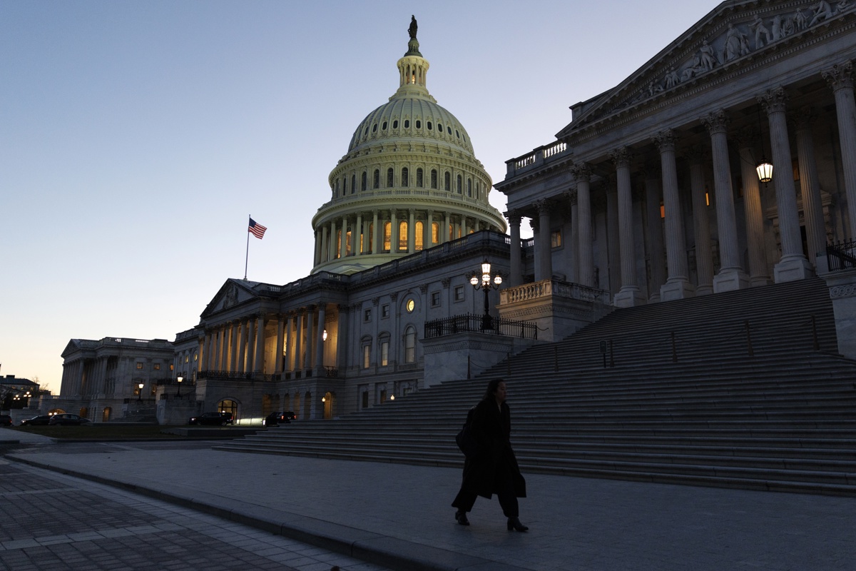Una persona pasa frente al Capitolio de Estados Unidos, sede del Congreso, en Washington, D.C., EUA, el 11 de diciembre de 2025. (Foto de Will Oliver de la agencia EFE/EPA)
