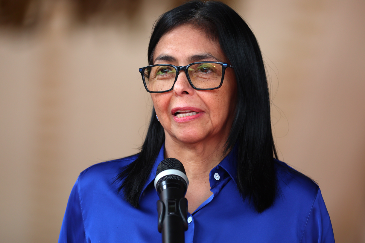 La presidenta encargada de Venezuela, Delcy Rodríguez, habla en una rueda de prensa este miércoles, en Palacio de Miraflores en Caracas (Venezuela). (Foto de Miguel Gutiérrez de la agencia EFE)