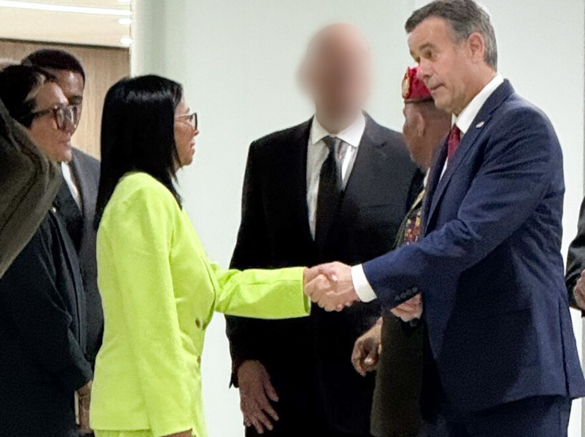 Imagen cedida por la Agencia Central de Inteligencia (CIA) de Estados Unidos donde aparece su director, John Ratcliffe (d), saludando a la presidenta encargada de Venezuela, Delcy Rodríguez (i), durante un encuentro realizado en Caracas (Venezuela). (Foto CIA de la agencia EFE)