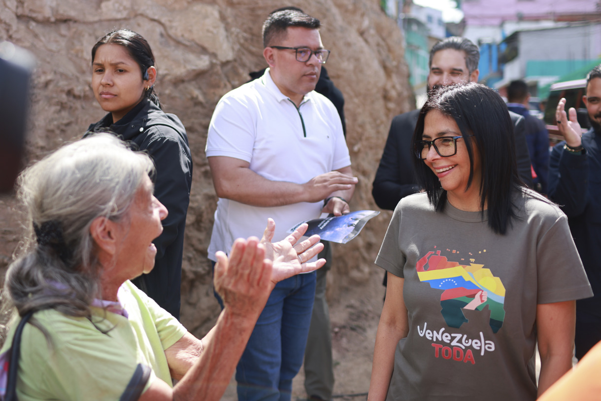 Imagen cedida por el Palacio de Miraflores de la presidenta encargada de Venezuela, Delcy Rodríguez (d) en un acto de gobierno este lunes, en Caracas (Venezuela). (Foto de Palacio de Miraflores/EFE)