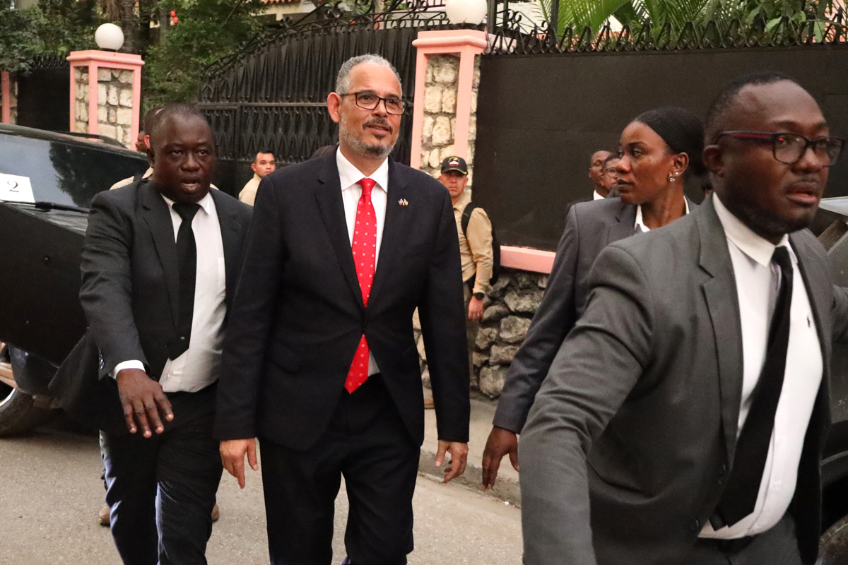 El primer ministro haitiano, Alix Didier Fils-Aimé (c), saliendo del consulado colombiano en Puerto Príncipe (Haití). (Foto de archivo de Patrice Noel de la agencia EFE)